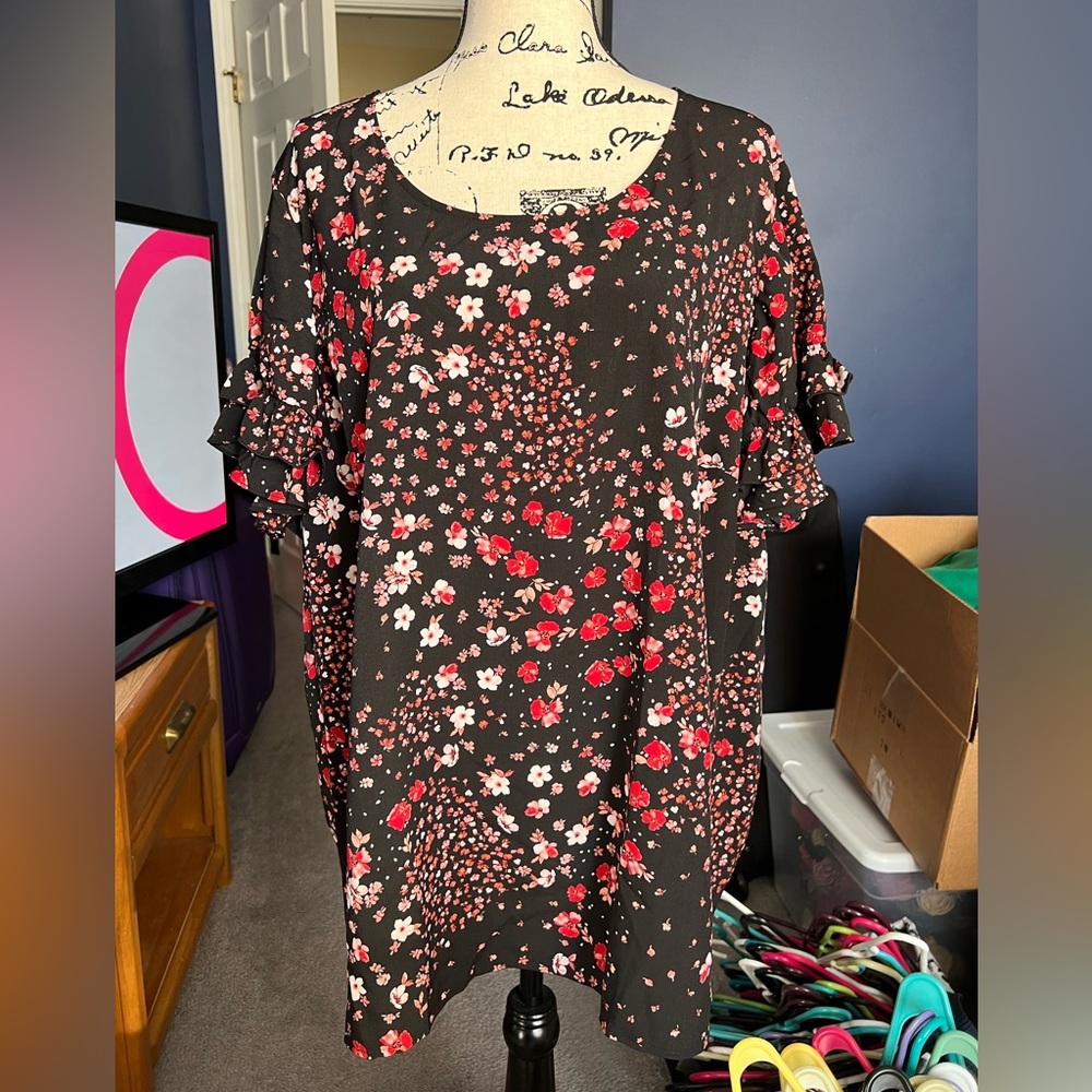 Lane Bryant Size 26 Floral Top with Ruffle Sleeves NWT